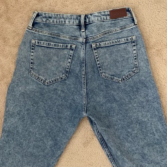 BRAND NEW HOLLISTER Ultra High Rise Ripped Mom Jeans Dark Acid Wash - Picture 3 of 4